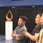 viewing the art at annual Moso'oi Gala 