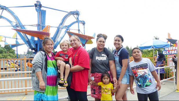Samoan families enjoy theme park