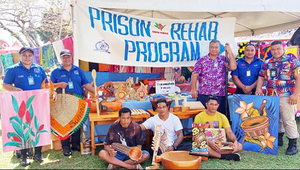 Inmates from Tanumalal with their artwork