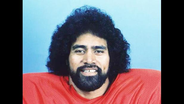 Mosi Tatupu in 1985, as a member of the New England Patriots. [photo: Associated Press / NFL Photos]