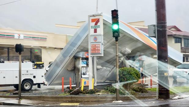 7 Eleven store in Hawaii with roofing down