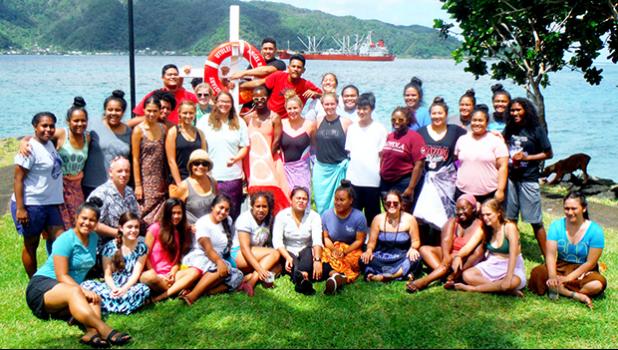  Members of the ASCC chapter of the Phi Theta Kappa honor society recently hosted 17 visitors from the School of International Training. (SIT). The two groups are seen here enjoying an afternoon of fellowship at Utulei Beach Park.  [Photo: J. Kneubuhl]