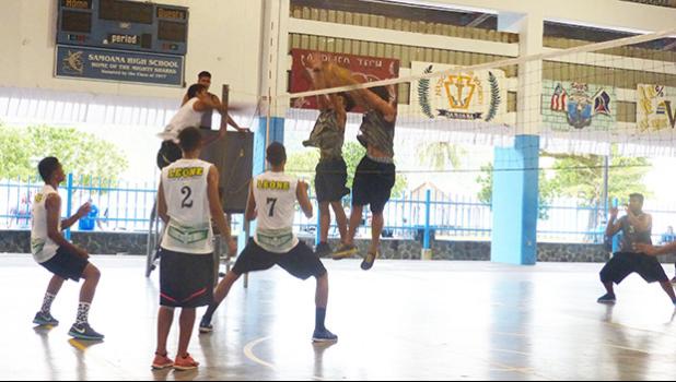 The heated game between Mizuno Boys and the Laumuatasi Mens Team from Pago Pago to vie for the top four teams to play for the championship of the Samoa Challenge Men’s Division. Laumuatasi won this slot during their game on Tuesday evening at Samoana Gymnasium. [photo: Leua Aiono Frost]