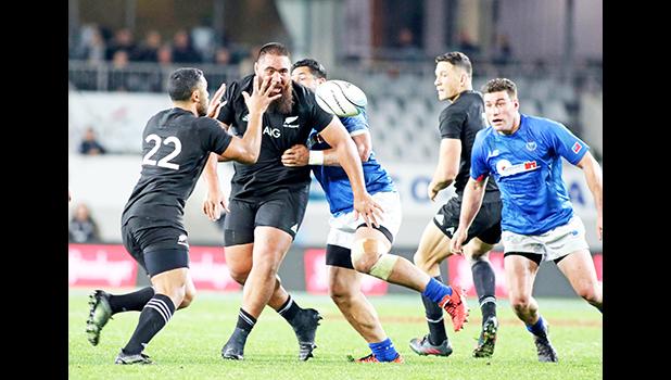 Charlie Faumuina, (who has relatives in Alofau, Tutuila) makes a quick pass to All Blacks teamate, Lima Sapoaga (who has relatives in Tutuila's Western District), as Sonny Bill Williams (with relatives everywhere) looks on. The New Zealand All Blacks defeated Manu Samoa 15s 78-0 at Eden Park, Auckland, New Zealand.   [Photo: Barry Markowitz]