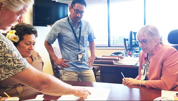 Amata discusses veterans’ health services and planning with Director Jennifer Gutowski in a visit to Tripler Center in Honolulu.  [courtesy photo]