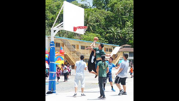 Mataina le ta'amilosaga 'au ta'ito'alima sa faia e le fanau vasega matutua i le Manumalo Baptist Fun Day of Sports i le aso Faraile na te'a nei.  [ata: Leua Aiono Frost]