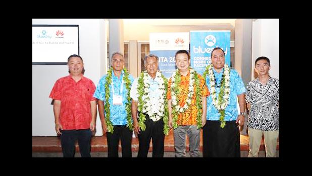 The Prime Minister of Cook Islands officiating the launch of Bluesky-Huawei 4.5G LTE-Advanced network solution with key representatives from both organizations. (From left to right: Dennis Hou - CEO of Huawei Pacific Islands, Phillip Henderson – Country Manager of Bluesky Cook Islands, Henry Puna – Prime Minister of Cook Islands, David Wei – President of Huawei Southern Pacific, Toleafoa Douglas Creevey – CEO of Bluesky Group, and Jack Xu – CEO of Huawei Fiji)  [Courtesy photo]