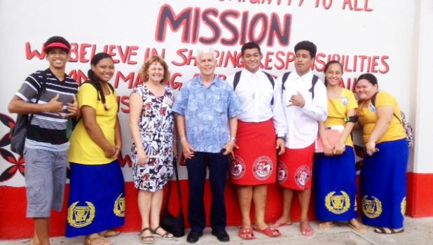 Dr. Charles Birkeland and Dr. Alison Green with Faga'itua High School Marine Science students last week. The visiting scientists were in the territory for the 100th anniversary of the Aua Village Transect project. [photo: courtesy]