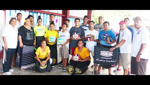 Sui o le DOE ma sui mamalu o le Asosi Volleybaall a Amerika Samoa lea ua latou fa'ao'o se foa'i mo le a'oga maualuga a le Nuuuli Voctech High i le taeao ananafi e fesoasoani i le toe faaleleia taalo Volley Ball i lenei tausaga aoga.  [ata: Leua Aiono Frost]