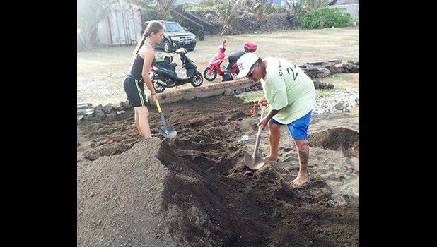 O le amataga o le galueaina o le Malae Hand Ball i autafa o le Maliu Mai Beach Resort i Fogagogo, ma ua iloga fo'i le alofagia o lenei galuega e ala i foa'i a le mamalu lautele o le atunu'u i a latou sailiga tupe o fa'atautaia nei. Ua toetoe a mae'a lenei malae mo le amataga o le ta'amilosaga Hand Ball  i le masina fou.  [ata: foa'i]