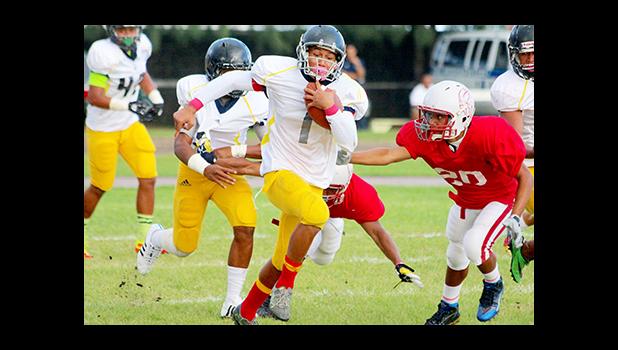 Joseph Mauga of Nu’uuli taking this 86-yard counter play all the way to the end zone as he scored his first touchdown of the game, late in the first half of their JV game against the Vikings – Nu’uuli lost 31 - 14.   [photo: TG]