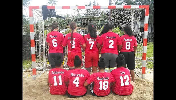 O se va'aiga lea i le toniga fa'apitoa e ta'a'alo ai tama'ita'i o le ‘au Handball a Amerika Samoa ma ua tusia ai o latou fa'ai'u i le papatua, e lelei e iloa ai le teine ta'alo ma lona tupuaga.  [ata: Leua Aiono Frost]