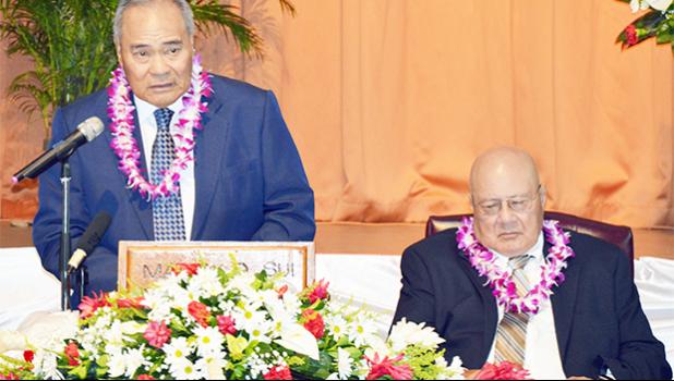 Moeiini fofoga o le Fa’amasino Sili ia Michael Kruse a o fa’afofoga ma le toto’a i le lauga a le ali’i kovana ia Lolo Matalasi Moliga, i le tatala aloaiaina o le Fono Faitulafono i lana tauaofiaga lona 3 i le masina o Iulai na te’a nei i le Fale Laumei.  [ata AF]