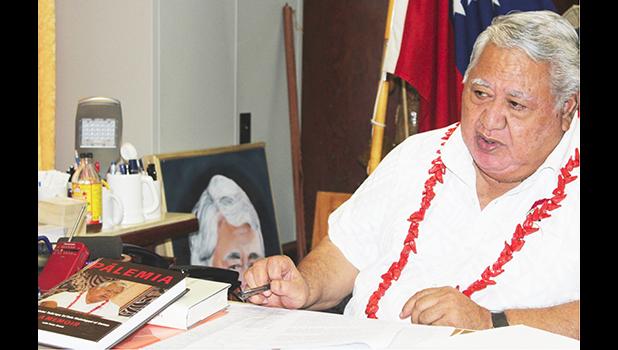 Prime Minister Tuilaepa Lupesoliai Sailele Malielegaoi displays the new book, Palemia Memoirs.  [courtesy photo M.P.M.C. Press Secretary]