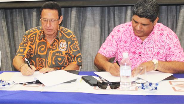 Fiji Airways’ Managing Director and Chief Executive Officer, Andre Viljoen (left) and Polynesian Airlines Chief Executive Seiuli Tupuivao Alvin Tuala signing the MOU in Apia, on Monday (Samoa Time) to jointly pursue a range of commercial opportunities and partnerships.  [Courtesy photo]