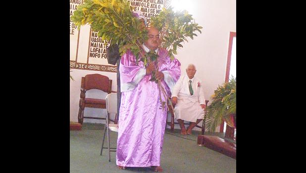As part of their Father’s Day Sunday service performance, fathers of the Ave o le Fetuao Methodist Church at Fagaima, re-enacted part of the story from the Bible about Zacchaeus, a short man who had to climb a sycamore-fig tree on the side of the road to see Jesus, as he was passing through on his way to Jericho.cWilson Toia played the role of the sycamore tree.  [photo: FS]