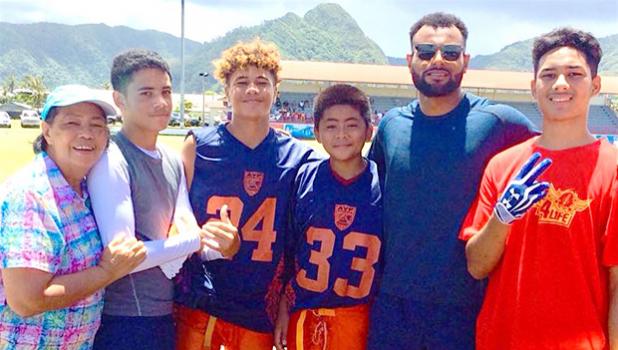 O se va'aiga i le fanau a'oga ua fa'aaogaina tatau le avanoa na fa'asoa atu ai fo'i se iloa o lo'o ta'alo ai le ali'i lauiloa a le 49ers Louis Murphy i le aso To'ona'i ua te'a, fa'atasi ma le tina o Etenauga Lutu.  [ata: Leua Aiono Frost]