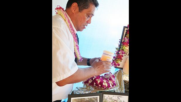 O se va’aiga i le taimi na tutula’i ai le tofa Tuatoo Reese mo le tutuina o le moli sela e fa’amanatu ai lona tua’a Tuatoo Tautalatasi Milovale i le taimi o le sauniga fa’apitoa na tatala ai le mafutaga i Alofau i le aso Sa na te’a nei.  [ata: Leua Aiono Frost]