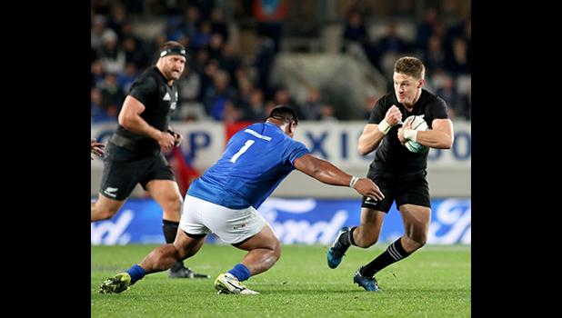 Viliamu Afatia on defense, first half.The New Zealand All Blacks defeated Manu Samoa 15s 78-0 at Eden Park, Auckland, New Zealand.   [Photo: Barry Markowitz]