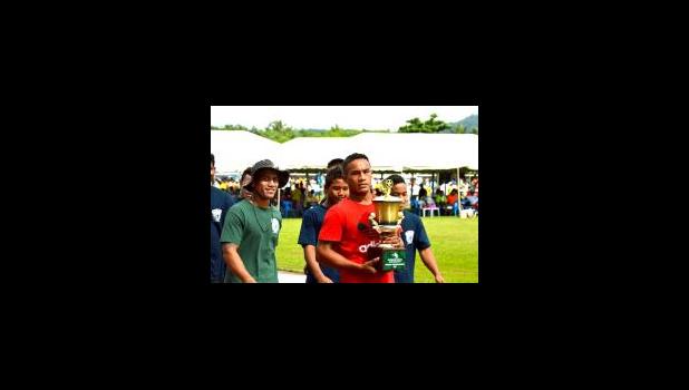 Le Ipu a le Kovana lea sa tausinio i ai aufusu a Samoa e lua i fusuaga o le fu’a sa faia i le vaiaso na te’a nei, lea ua manumalo ai le aufusu a Amerika Samoa. [ata AF] 