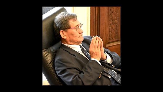  Le afioga i le ali’i Senatoa ia Magalei Logovi’i  [ata AF]