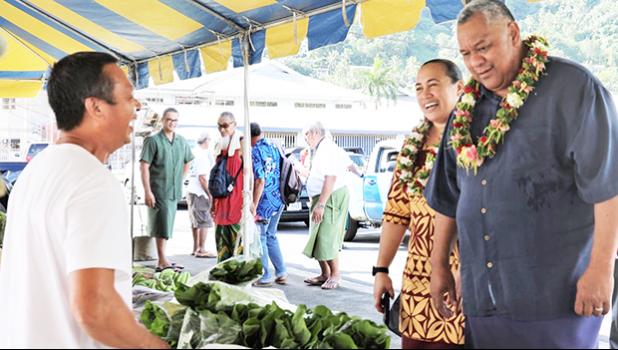 Governor and Ella speaking with a vendor at Farm Fair