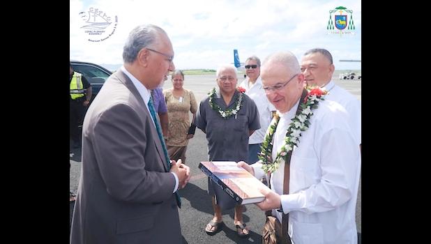 In accordance with Samoan customs, gifts were presented to the Nuncio by Governor Pula as a welcoming gesture to the Territory. Governor presents gifts to Apostolic Nuncio
