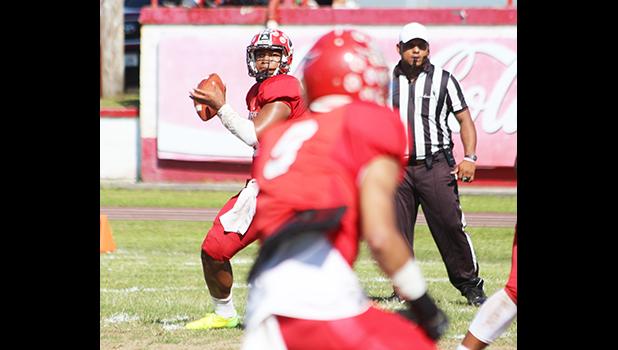 Vikings quarterback Vito Kitiona locking on to Jefferey Fulu for a pass during the opening quarter of their playoff game last Saturday morning against the Sharks who won 19-16. [photo: TG]