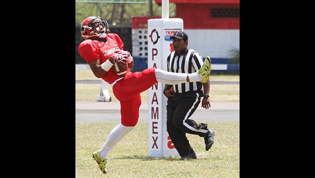 Pitonu’u Ah Sue securing the two-point conversion catch in the end zone during the opening half of a varsity game between Faga'itua and Leone last Saturday. Ah Sue helped the Vikings win 50-20  [photo: TG]