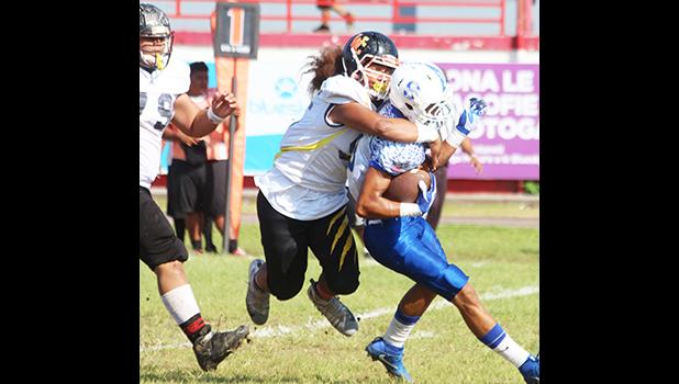 Koa Leama of Nu’uuli devoured John Uga’itafa behind the line of scrimmage for a huge loss on a quick receiver pass play. Leama read this one, and came in for the stop in the second quarter of their JV game last Saturday morning.  [photo: TG]