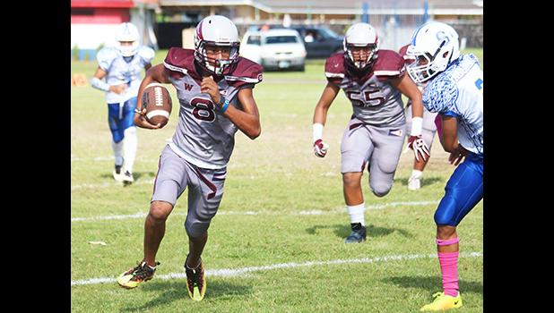  Francisco Mauigoa tucked and ran this one in for six -Tafuna’s first touchdown of the game – during their JV match up against the Sharks last Saturday morning. Samoana defeated the Warriors 8-6.  [photo: TG]