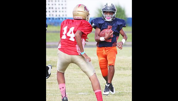 Marcus Samia storming through midfield with the ball, carrying this one for huge yardage for the Bears. Samia helped the Bears to a 38-12 victory over the Niners. [photo: TG]