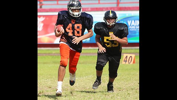 Dean Briski rushing towards the end zone with the third touchdown of the game for the Bears during the second quarter of their AYFS match up against the Steelers last Saturday. Briski led the Bears in their victory. [photo: TG]