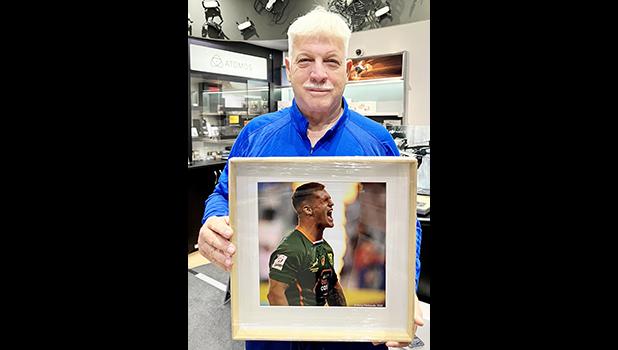 Markowitz with photo of 7s star, Ricardo Duarte