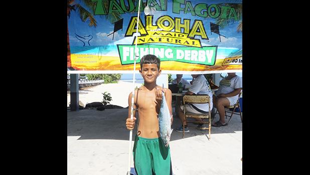 O se va’aiga ia Reno Thompson sa ia mauaina le i’a lapo’a o le Lai i le fagotaga fa’atauva a le fanau sa auai i le SSSV i Aunuu.  [ata: Leua Aiono Frost]