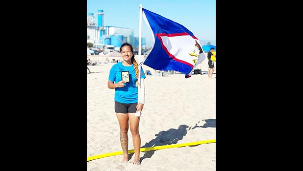 Lynette Liu with award