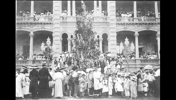 Christmas tree and crowd in front of Iolani Palace in Honolulu