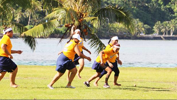 Teine o le Pago Girls i le tau taofiina o le polo i le latou ta’aloga ma le ‘au a Teine o le Seaula o Aoa. Manumalo Aoa i lea ta’aloga. [Ata:THA]