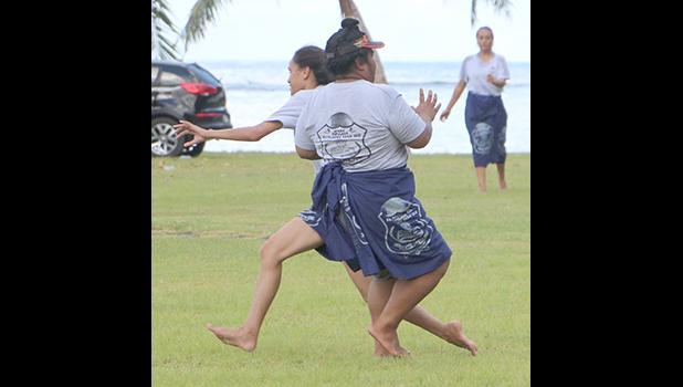 Fa’agasolo pea ta’aloga a tama’ita’i i le malae i Faga’alu.  [ata: THA]