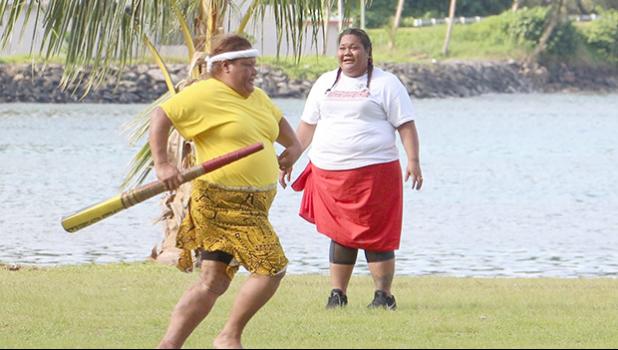 O se vaaiga lena i le tamo'e saoasaoa a le tamaita'i lena o le 'au a le Moso'oipala, ae o lo'o tau sapo mai e le tamaita'i o ‘Pam' le polo. Vaai la i ai teine laiti i faiga o le uigi lena, ae ua liliu lana taleni i le kirikiti i le vaitaimi nei. [ata: THA]