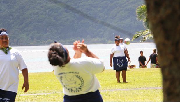 Se tasi o sapo mataina i le ta’aloga i le va o le ‘au a le Teine o le I’a Vai mai Malaeloa ma Teine o le Lupelele mai Iliili.  [ata: THA]