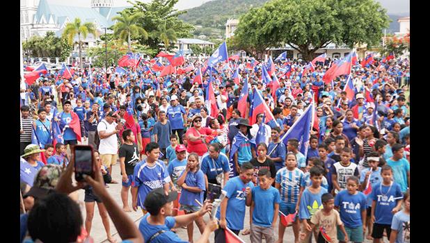 Crowds on the street of downtown Apia