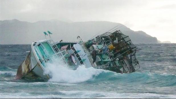 Seahawk 68, grounded on the reef.  [Photo: US Coast Guard] 