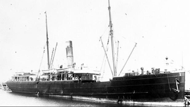 The steamship Talune at the Napier breakwater in 1908.