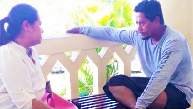 Taualai Leiloa talking with his lawyer.
