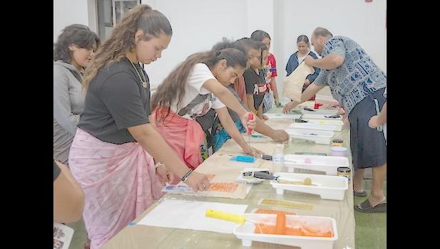 Samoan youth in Hawaii making Elei prints