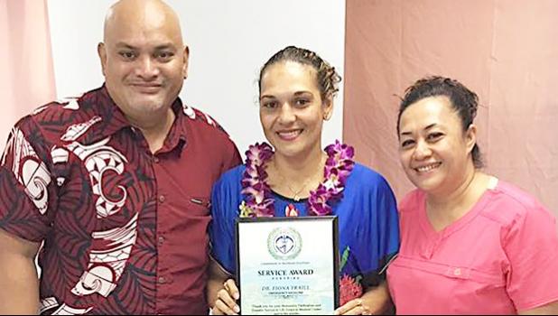 Le susuga le ali'i foma'i Dr, James Sunia ma Dr Vimoto Uso ua pu'e le latou ata ma Dr Fiona Trail