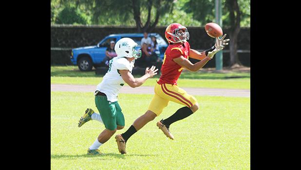 Tafuna Warriors Tuinauvai Moli about to catch the opening touchdown pass
