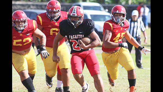 Joseph Umu of the Vikings beating three Warriors on the run