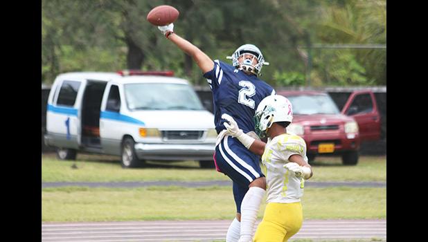 Avery Seumanutafa of the Sharks attempting a one hand catch